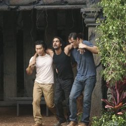 Jack y Jim sostienen a Sayid en la sexta temporada de 'Perdidos'