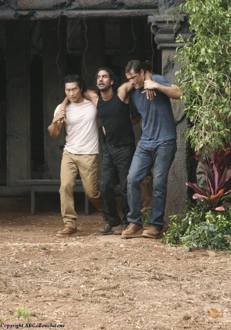 Jack y Jim sostienen a Sayid en la sexta temporada de 'Perdidos'