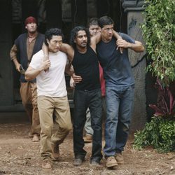 Jack y Jim llevan a Sayid en el episodio "Lo que hace Kate" de 'Perdidos'