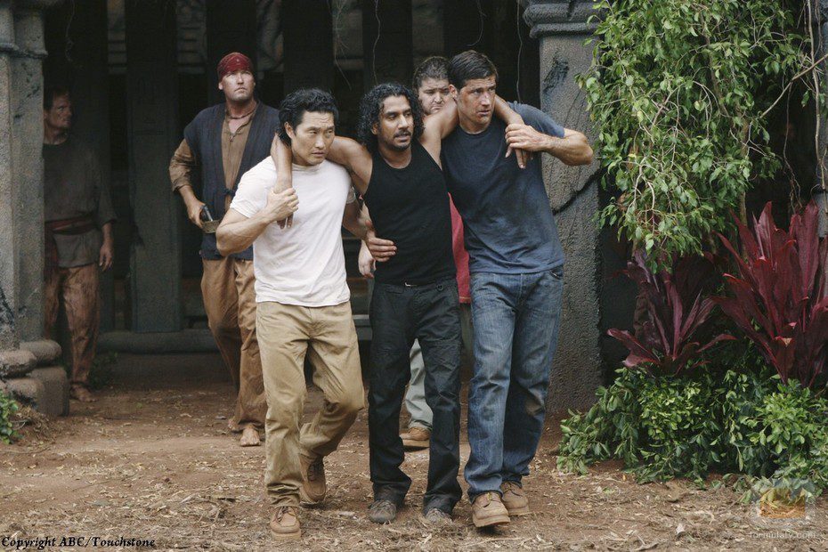 Jack y Jim llevan a Sayid en el episodio "Lo que hace Kate" de 'Perdidos'