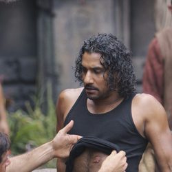 Jack observa la herida de Sayid