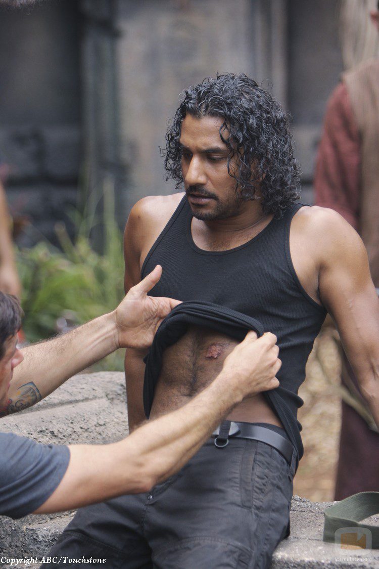 Jack observa la herida de Sayid