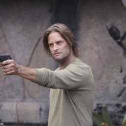 Sawyer apunta al resto con una pistola en la sexta temporada de 'Perdidos'