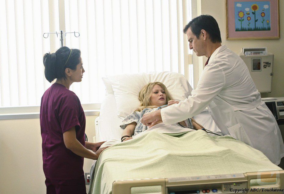Ethan comprueba el estado de Claire