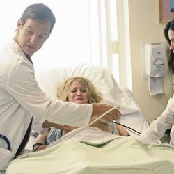 Ethan y Kate junto a Claire en el hospital