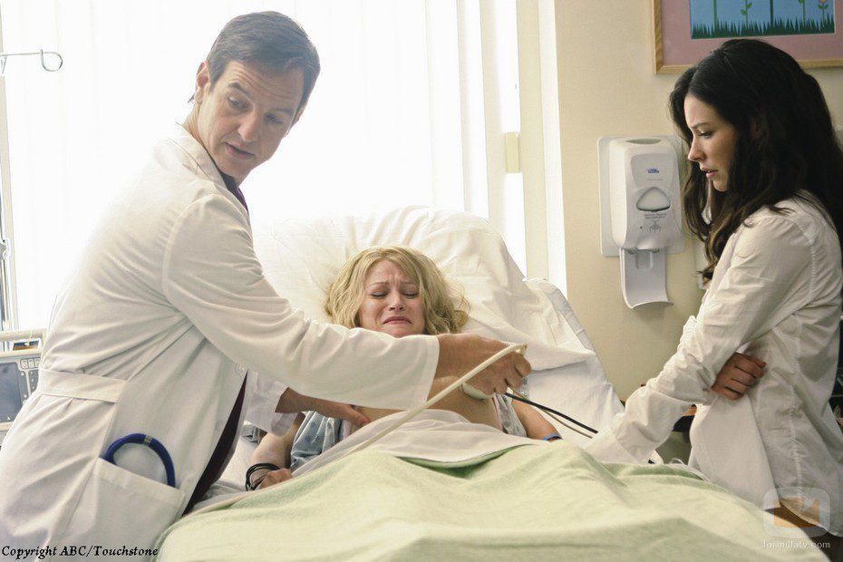 Ethan y Kate junto a Claire en el hospital