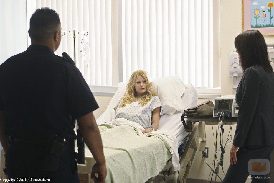 La policía pregunta a Claire por Kate