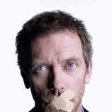 Hugh Laurie, con tiritas