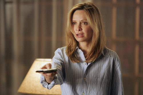 Calista Flockhart con un mando a distancia
