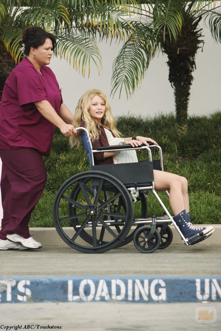 Claire es conducida hacia el hospital