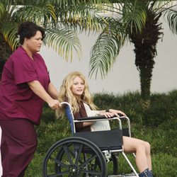 Claire es conducida hacia el hospital