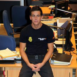 Mario Casas posando en el decorado de los 'Hombres de Paco'