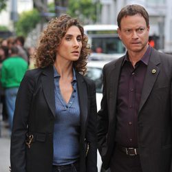 Melina Kanakaredes y Gary Sinise en 'Paga', de 'CSI: Miami'