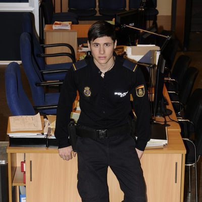 Álex Hernández vestido de policía