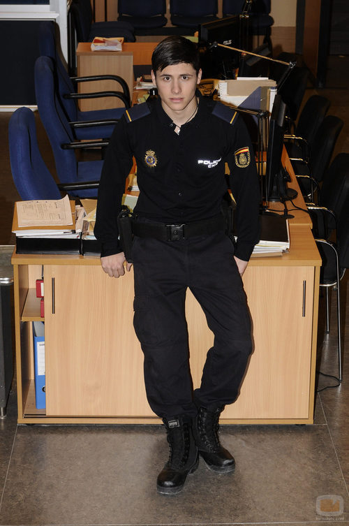 Álex Hernández vestido de policía