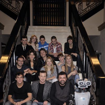 El reparto de 'Los hombres de Paco' junto al robot Win-E