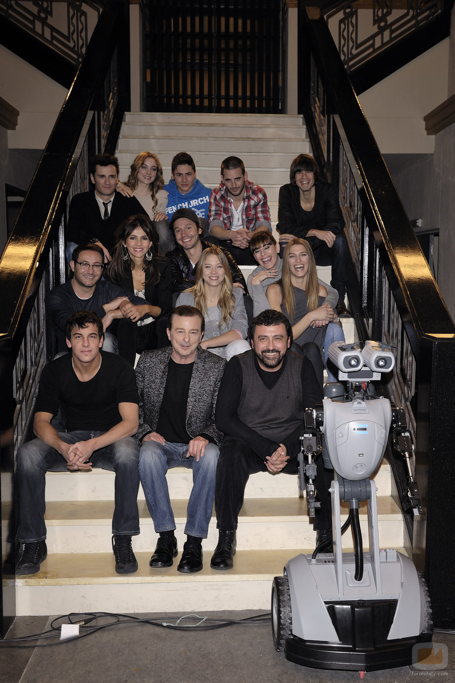 El reparto de 'Los hombres de Paco' junto al robot Win-E