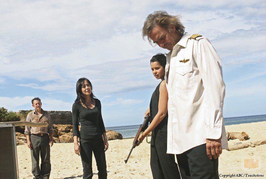 Lapidus, Ilana y Sun deciden enterrar a Locke