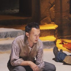 Ben Linus frente a las cenizas de Jacob