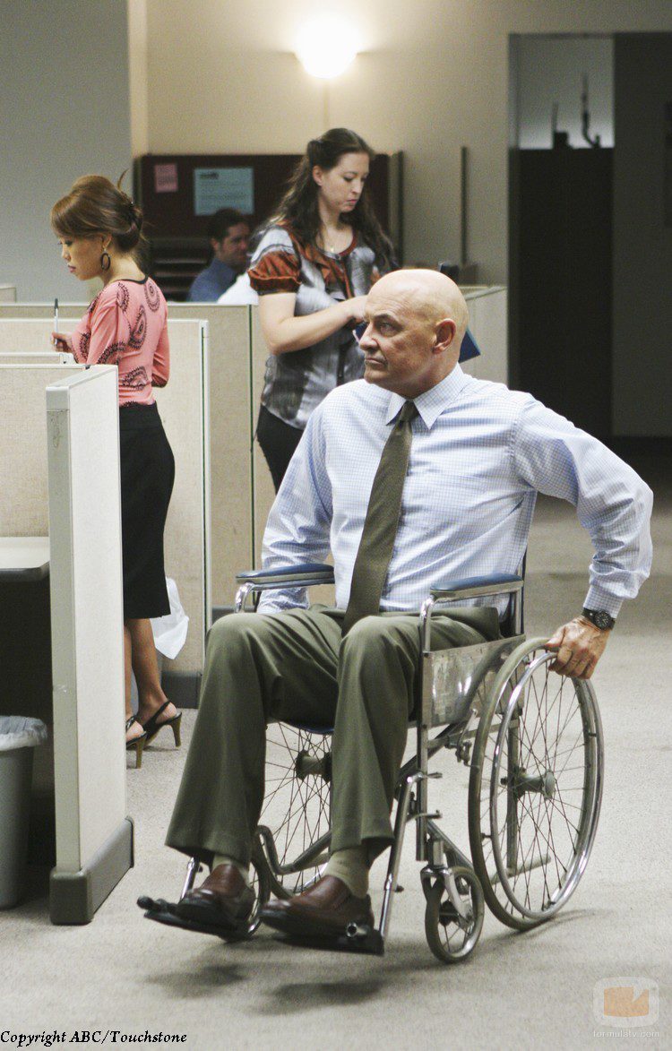 John Locke en silla de ruedas