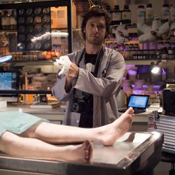 Deker se prepara para realizar una autopsia