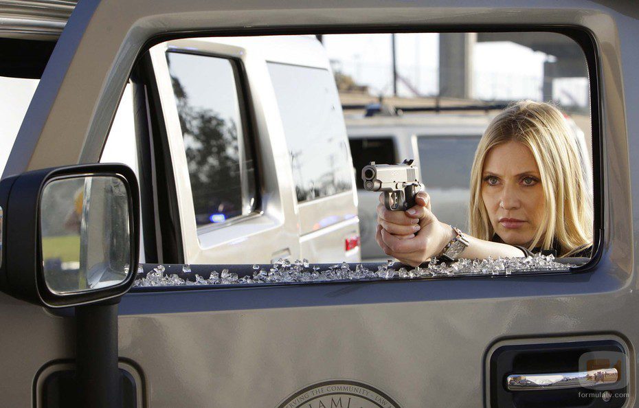 Emily Procter con una pistola