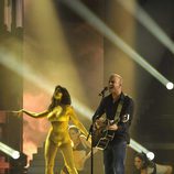 Millow canta con bailarinas en ropa interior