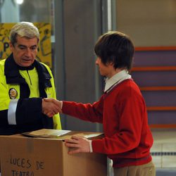 Lucas entrega una caja a Antonio