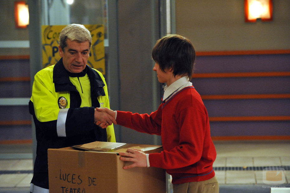 Lucas entrega una caja a Antonio