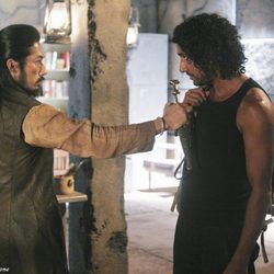 Dogen le da el puñal a Sayid