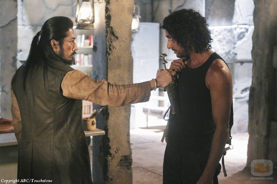 Dogen le da el puñal a Sayid