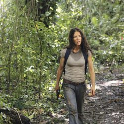 Kate camina por el bosque en 'Sundown'