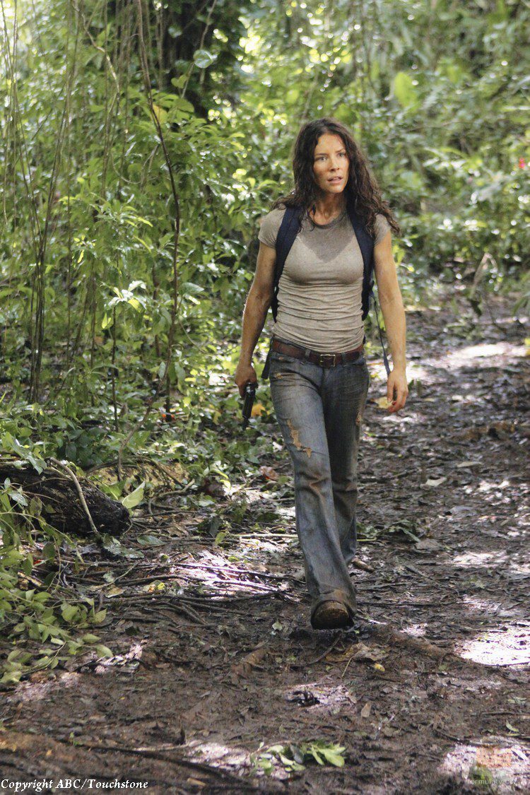 Kate camina por el bosque en 'Sundown'