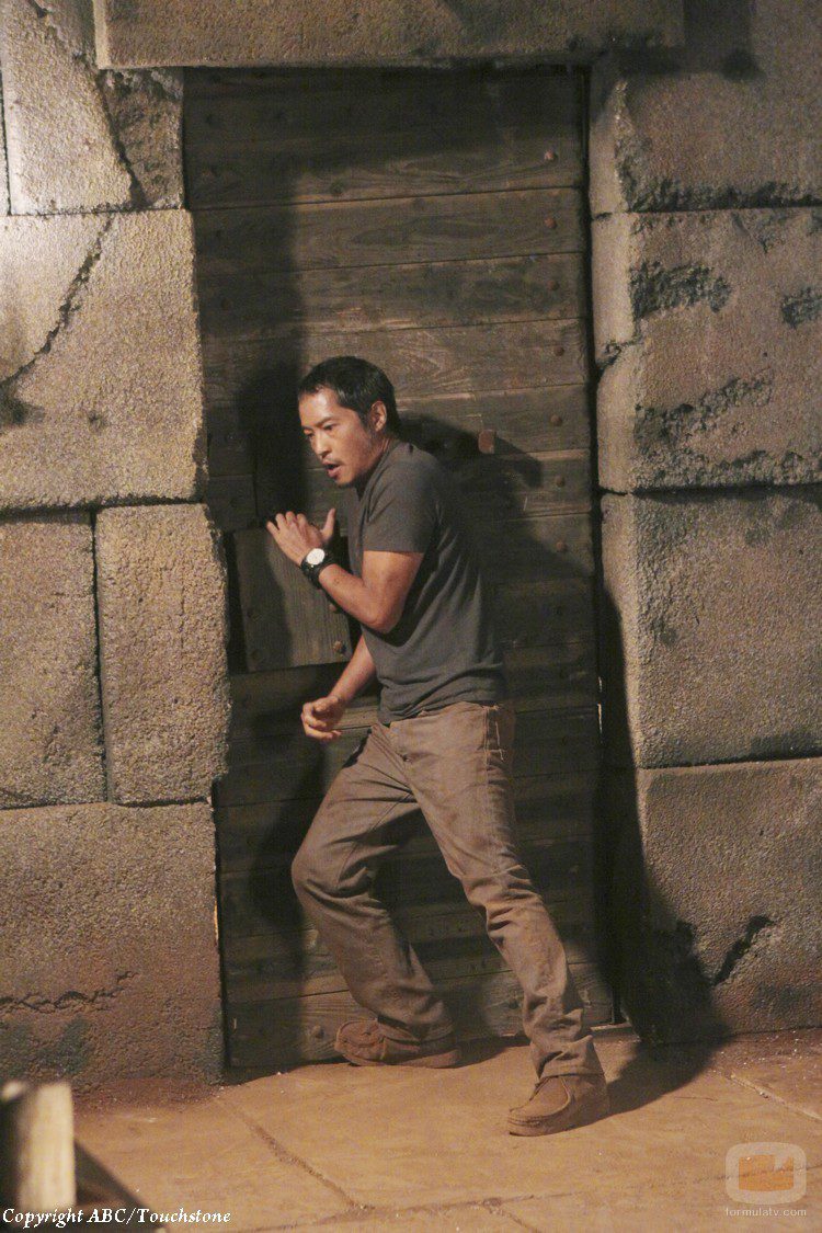 Miles intenta evitar que el 'Humo Negro' entre