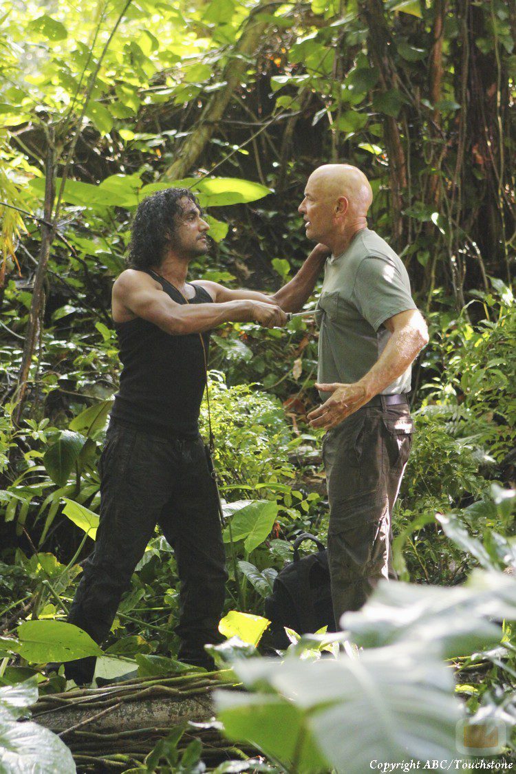 Sayid le clava el puñal a Locke (Humo Negro) en 'Perdidos'