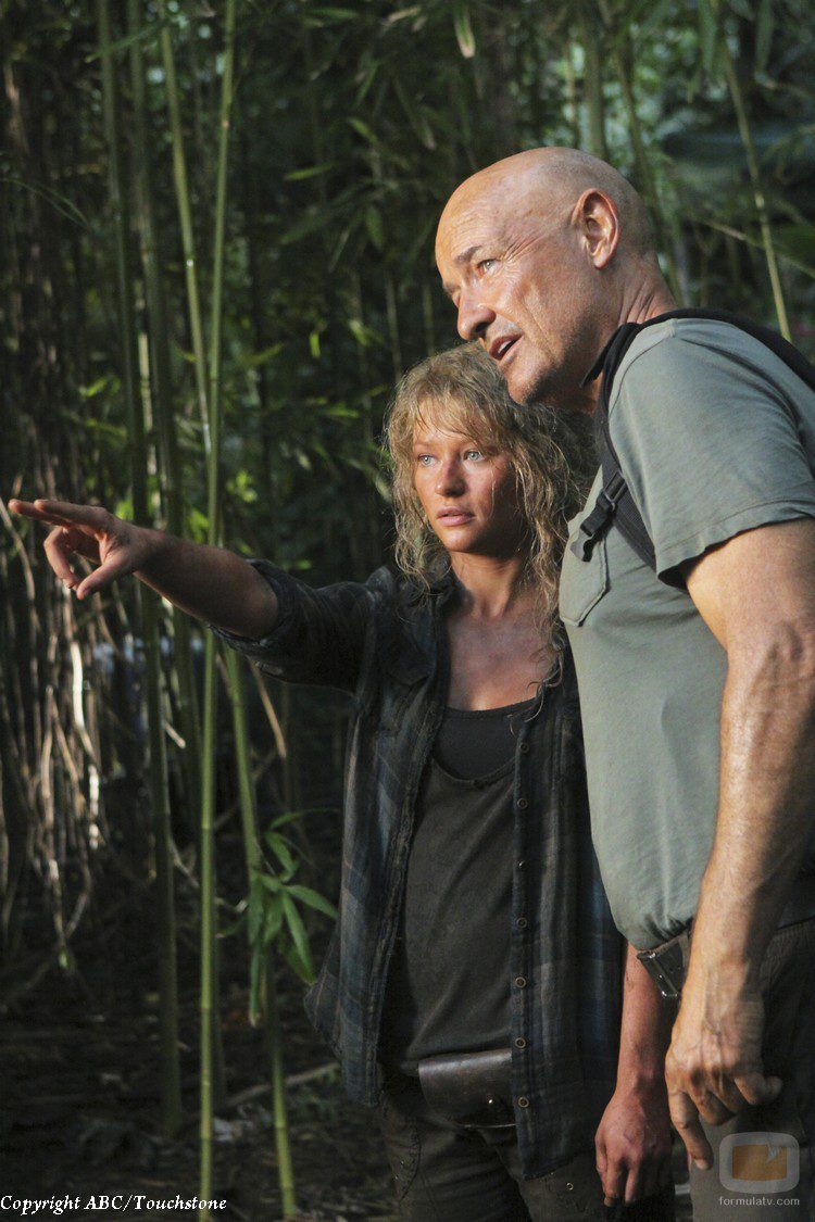 Claire le señala a 'Locke' el Templo