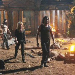Sayid, Claire y una sorprendida Kate salen del Templo tras el paso del 'Humo Negro'