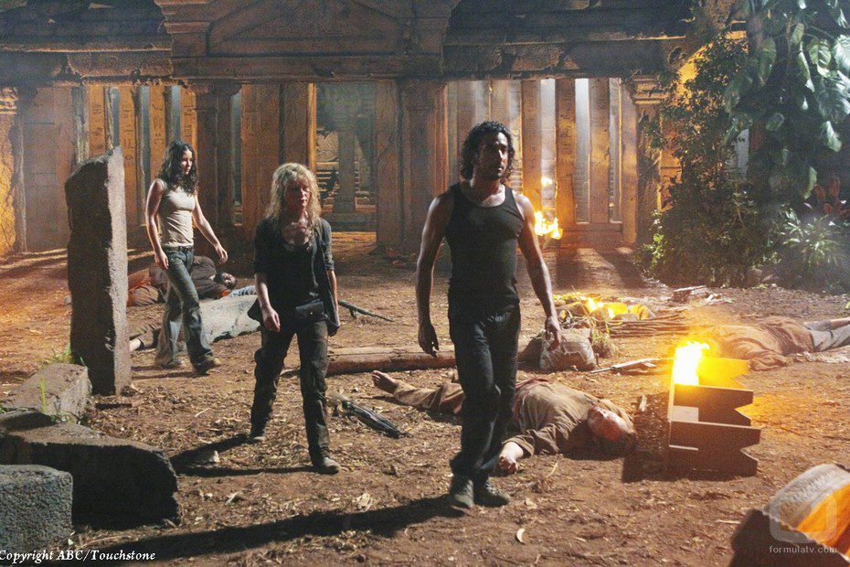 Sayid, Claire y una sorprendida Kate salen del Templo tras el paso del 'Humo Negro'