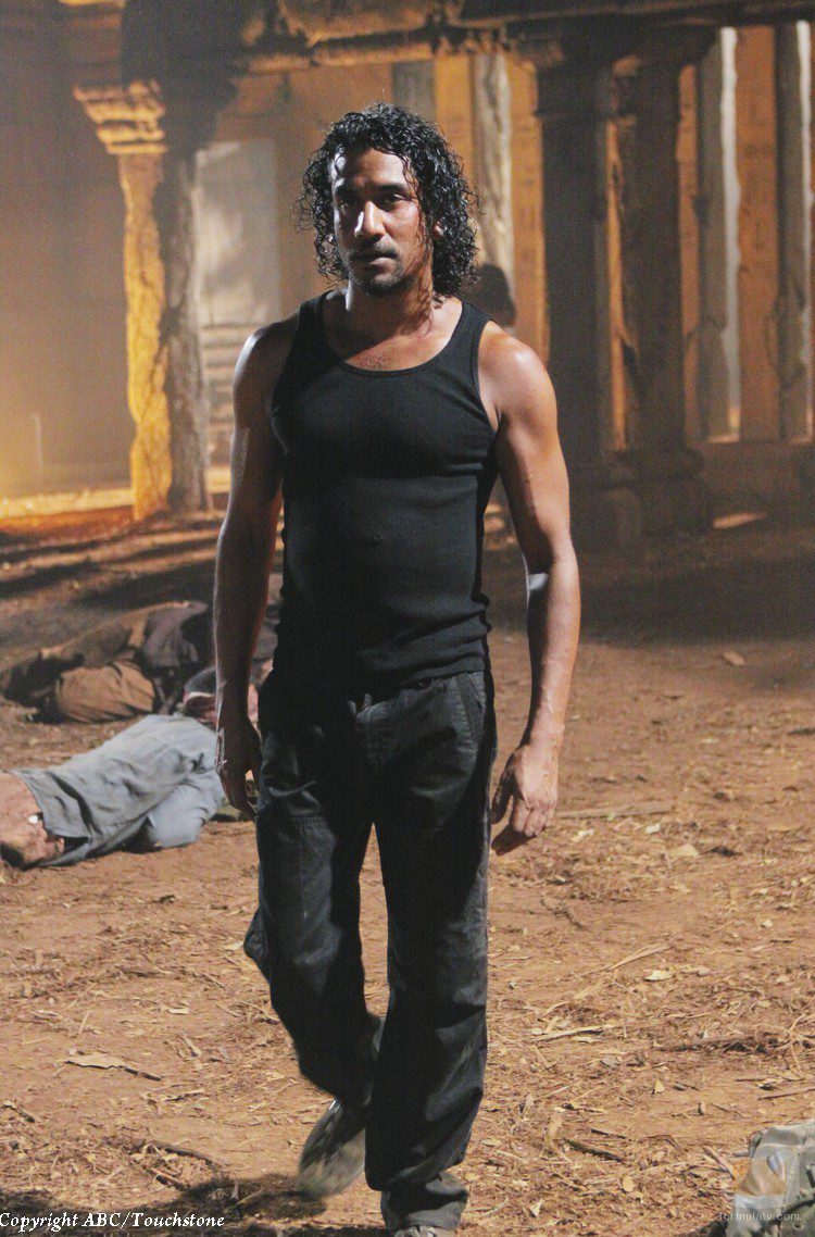 Sayid sale del Templo tras el paso del 'Humo Negro'