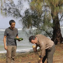 Miles le trae comida a Ben mientras éste cava su propia tumba