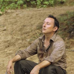 Ben Linus se sienta a descansar en 'Dr Linus'