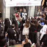 Úrsula Corberó, Adrián Rodríguez y Sandra Blázquez en el flashmob de 'Glee'