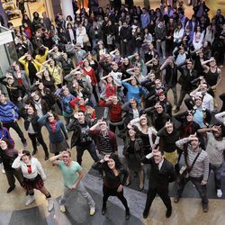 Los actores de 'Física o Química' bailan en el flashmob de 'Glee'