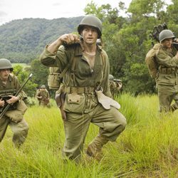 Los soldados caminan por el monte en 'The Pacific'