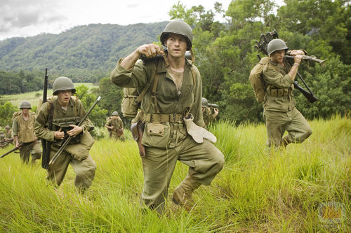 Los soldados caminan por el monte en 'The Pacific'