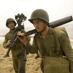 Los soldados camina por la playa en 'The Pacific'