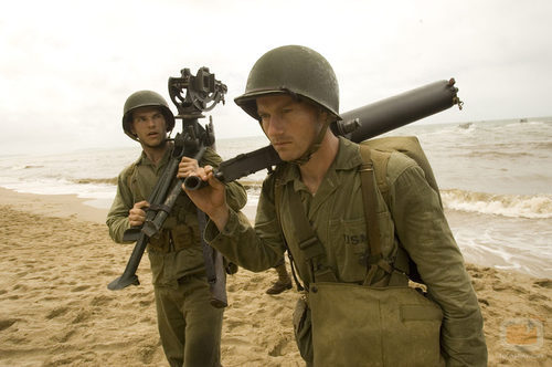Los soldados camina por la playa en 'The Pacific'