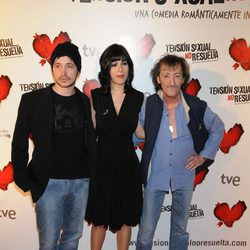 Eduardo Gómez con su novia e hijo