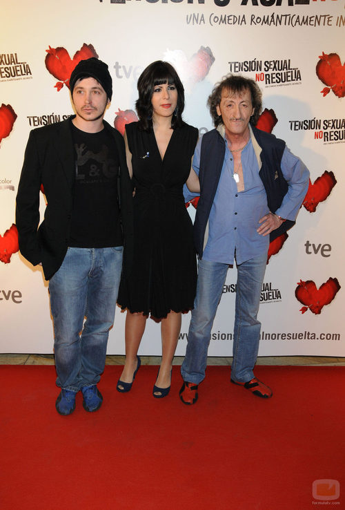 Eduardo Gómez con su novia e hijo