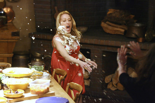 Patricia Wettig tira una tarta en 'Cinco hermanos'